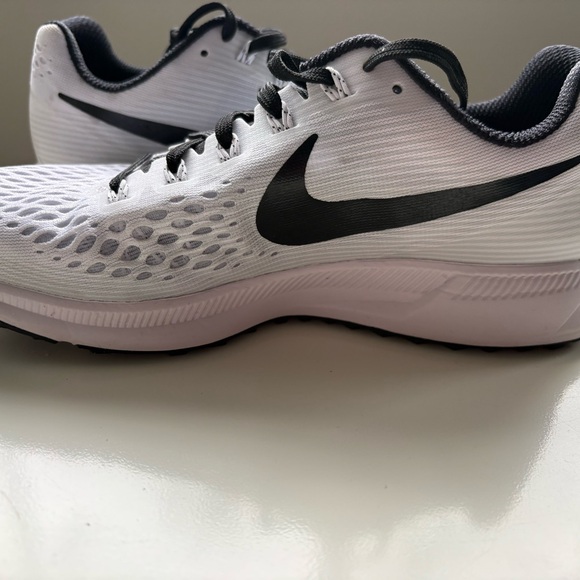 Nike Black and White Zoom Pegasus 34 Athletic Sneakers, size 8 - Picture 7 of 9
